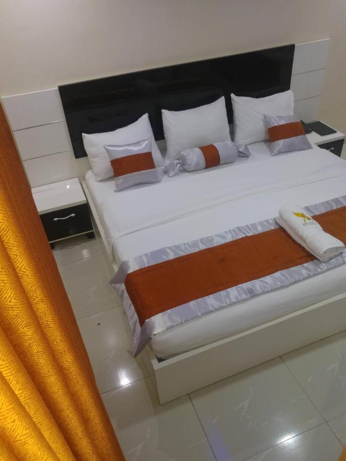 Appleville Suites Ikeja Buitenkant foto