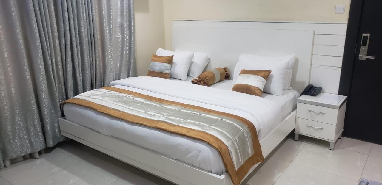 Appleville Suites Ikeja Buitenkant foto