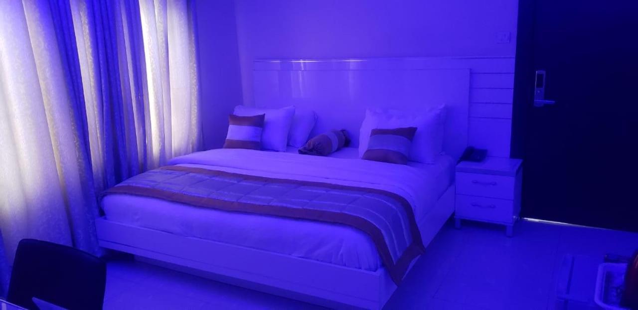 Appleville Suites Ikeja Buitenkant foto